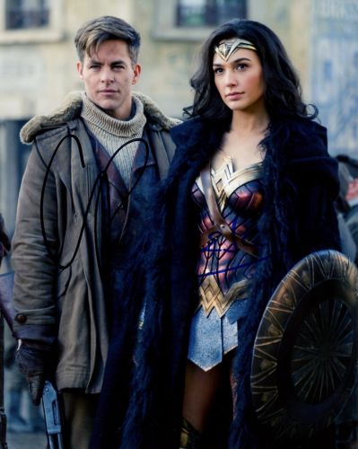 Gal Gadot / Chris Pine from the movie WONDER WOMAN